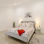 Hostwise - Modern & Bright Studio