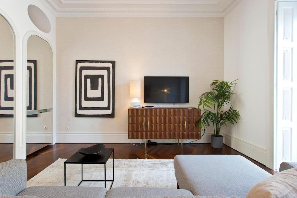 Boutique Rentals- The Clerigos W/ Patio Apartamento Porto