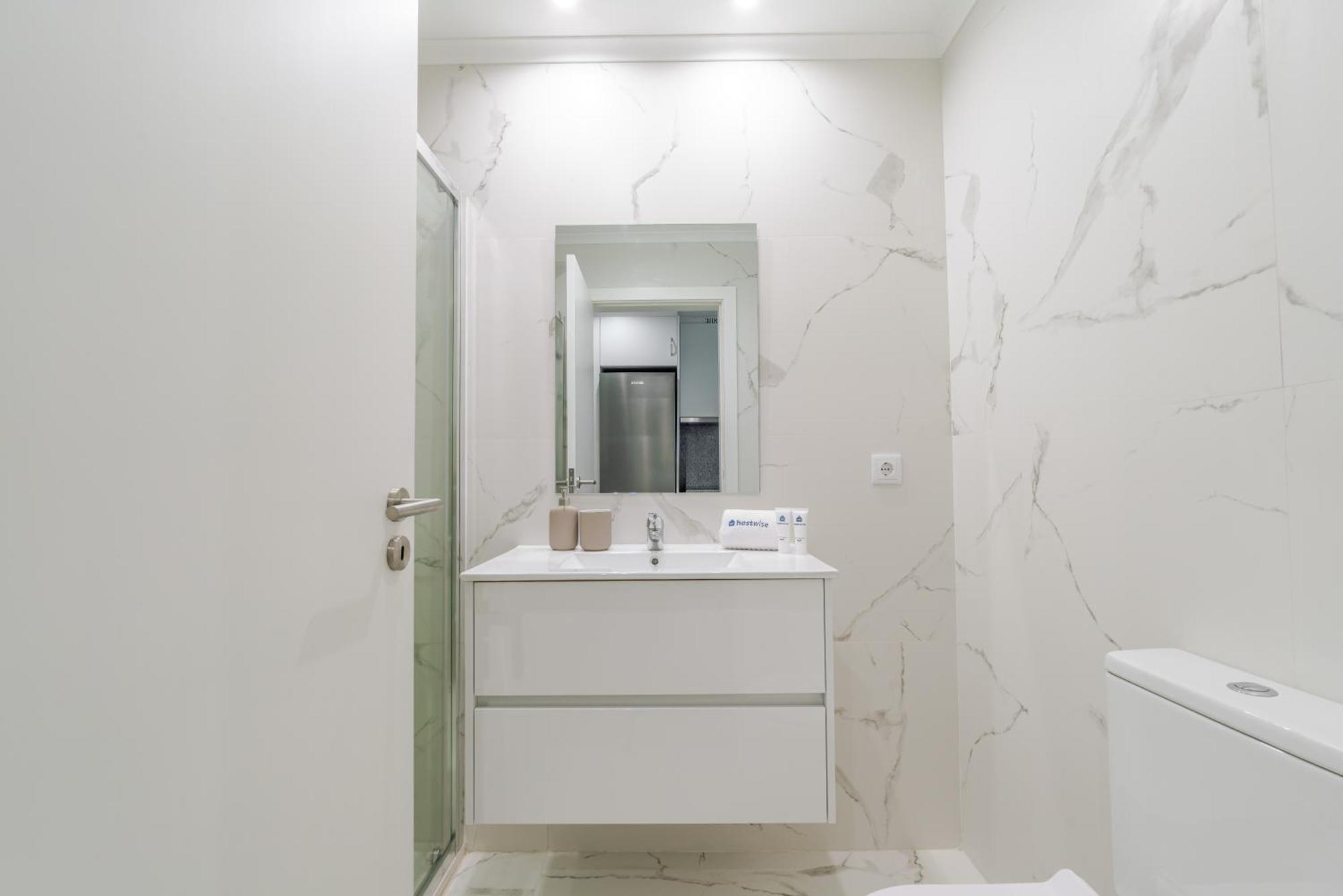Hostwise - Modern & Bright Apartamento *