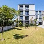 Superb 1Br Flat W/ Garden, Ac & Free Parking By Lovelystay
