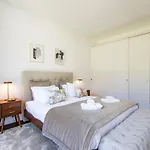 Superb 1Br Flat W/ Garden, Ac & Free Parking By Lovelystay