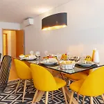 Sophisticated Modern Flat - Ace Location