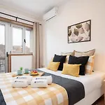 Stylish Modern Flat W/ Balcony!