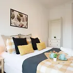Stylish Modern Flat W/ Balcony!