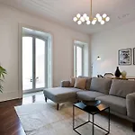 Boutique Rentals- The Clerigos Apt W/ Patio