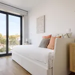 Lovely 2-Bed In The City Centre With A Sunny Balcony