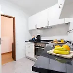 Renovated 3Br Apt Near City Hotspots With Great Value