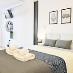 Comfortable&Central W/Balcony-9 Min Walk Trindade