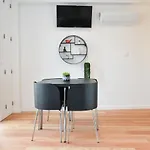 Comfortable&Central W/Balcony-9 Min Walk Trindade