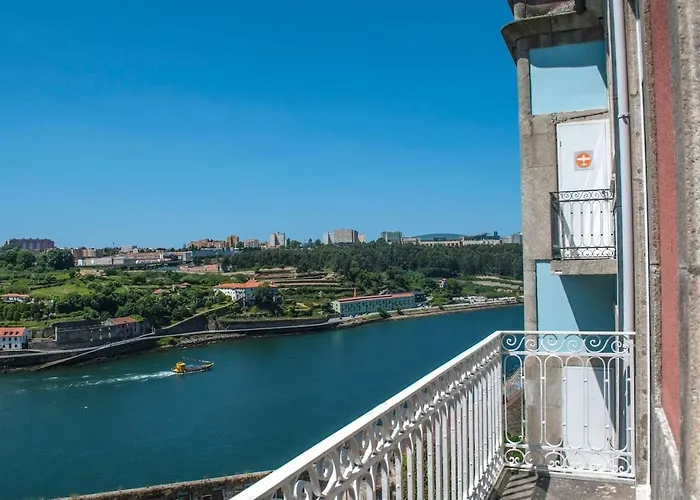 Amazing Riverside Balcony 2Br Apartment