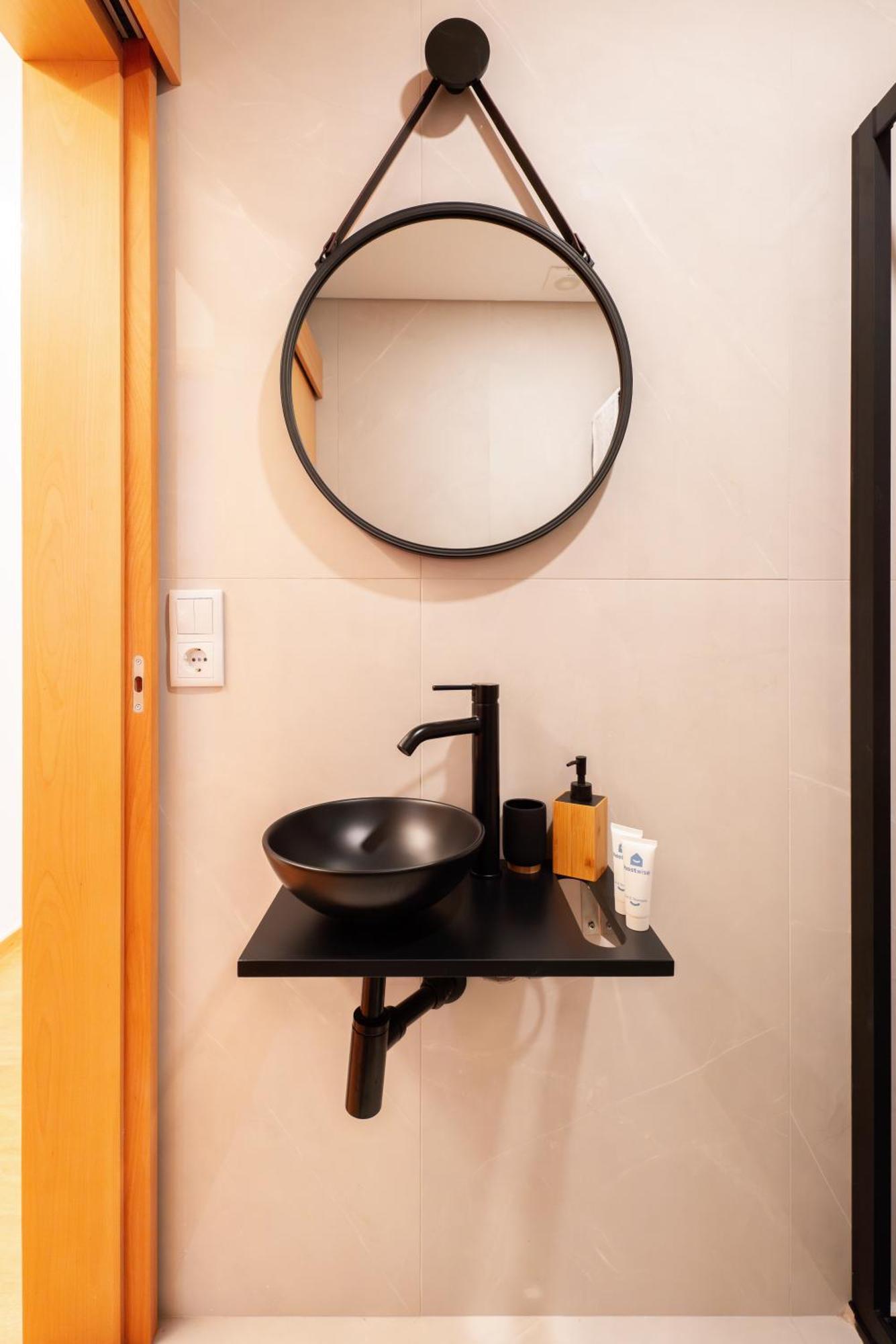 Sophisticated Modern Flat - Ace Location