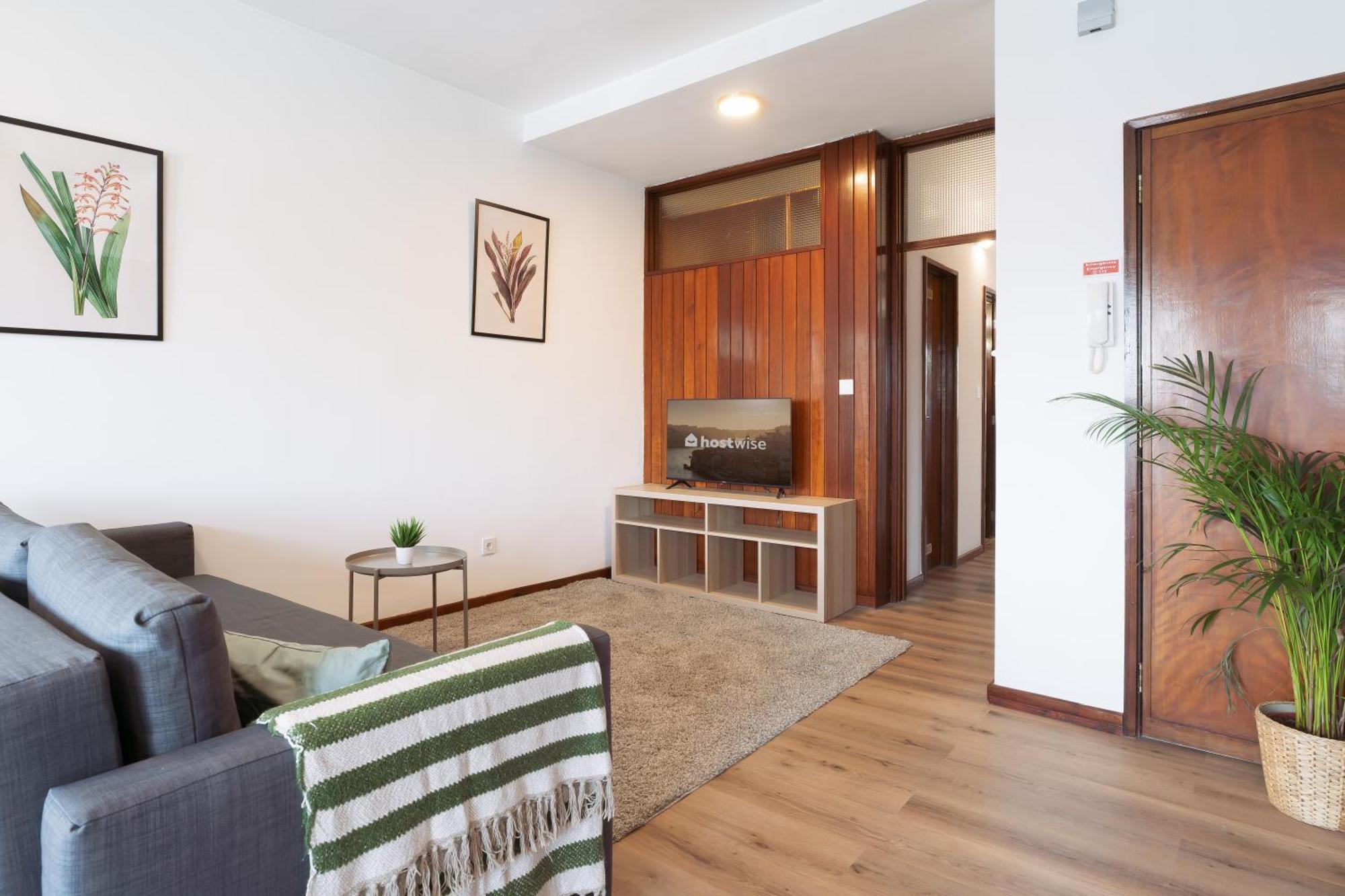 Stylish Modern Flat W/ Balcony! * Oporto