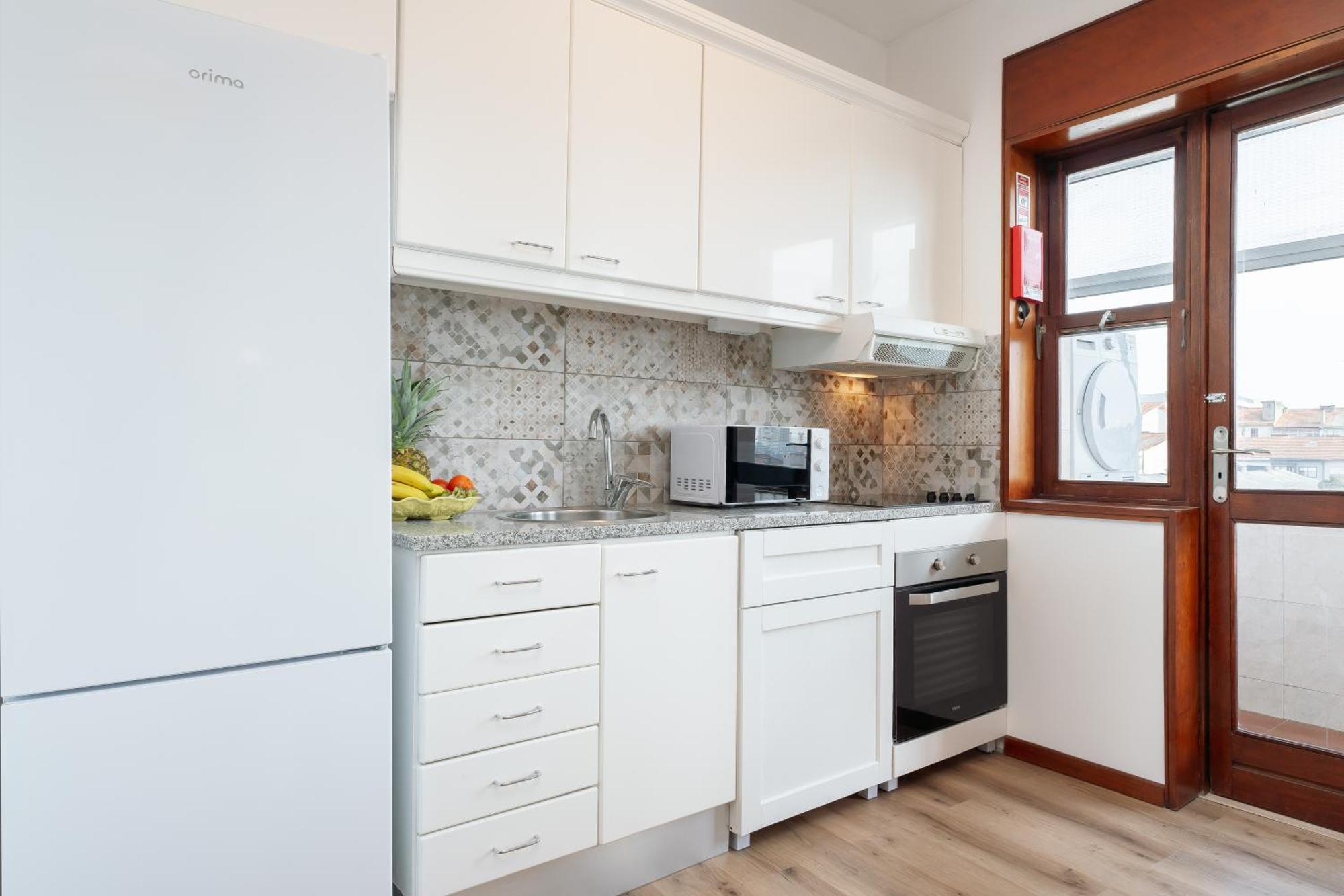 Stylish Modern Flat W/ Balcony! *