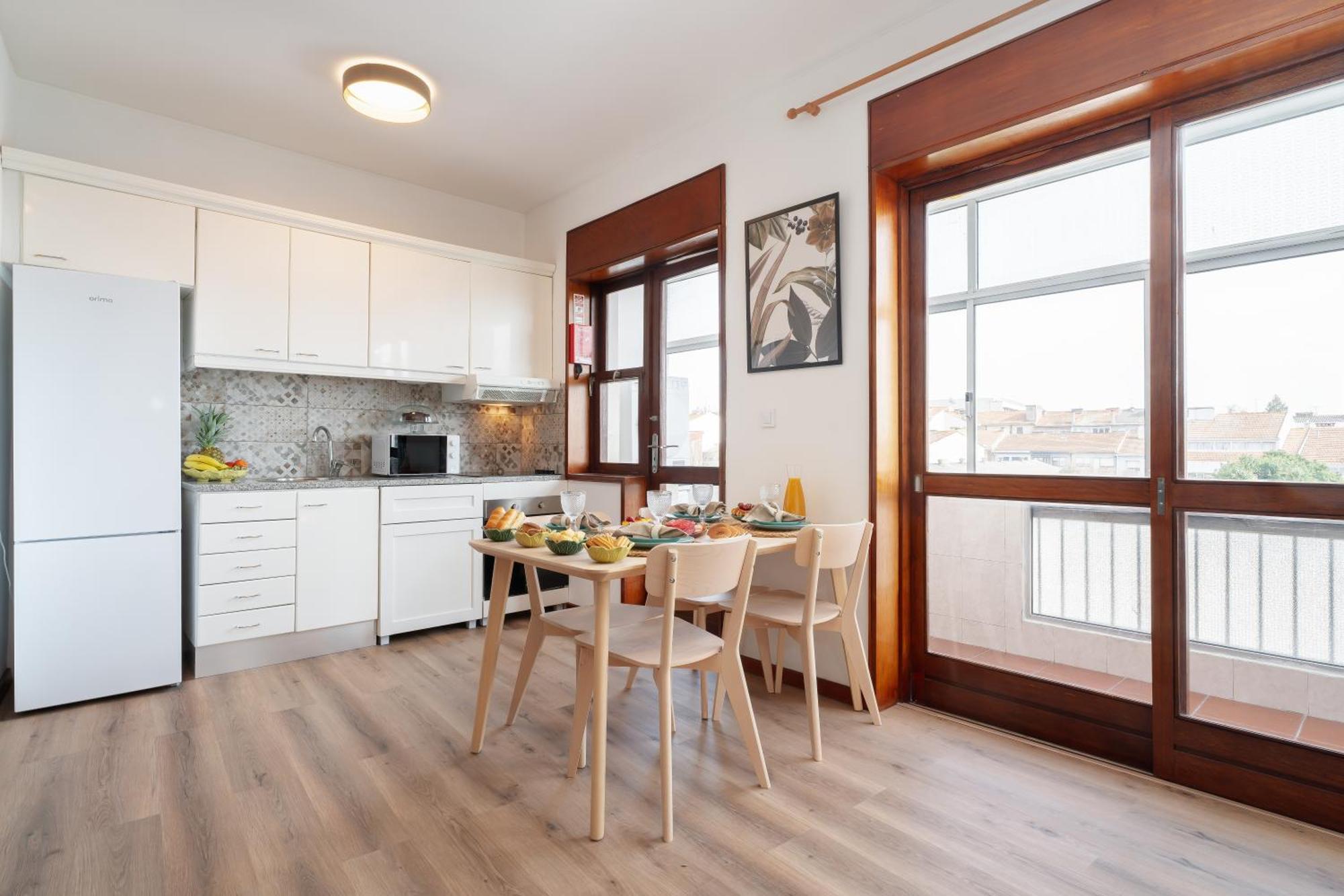 Stylish Modern Flat W/ Balcony!
