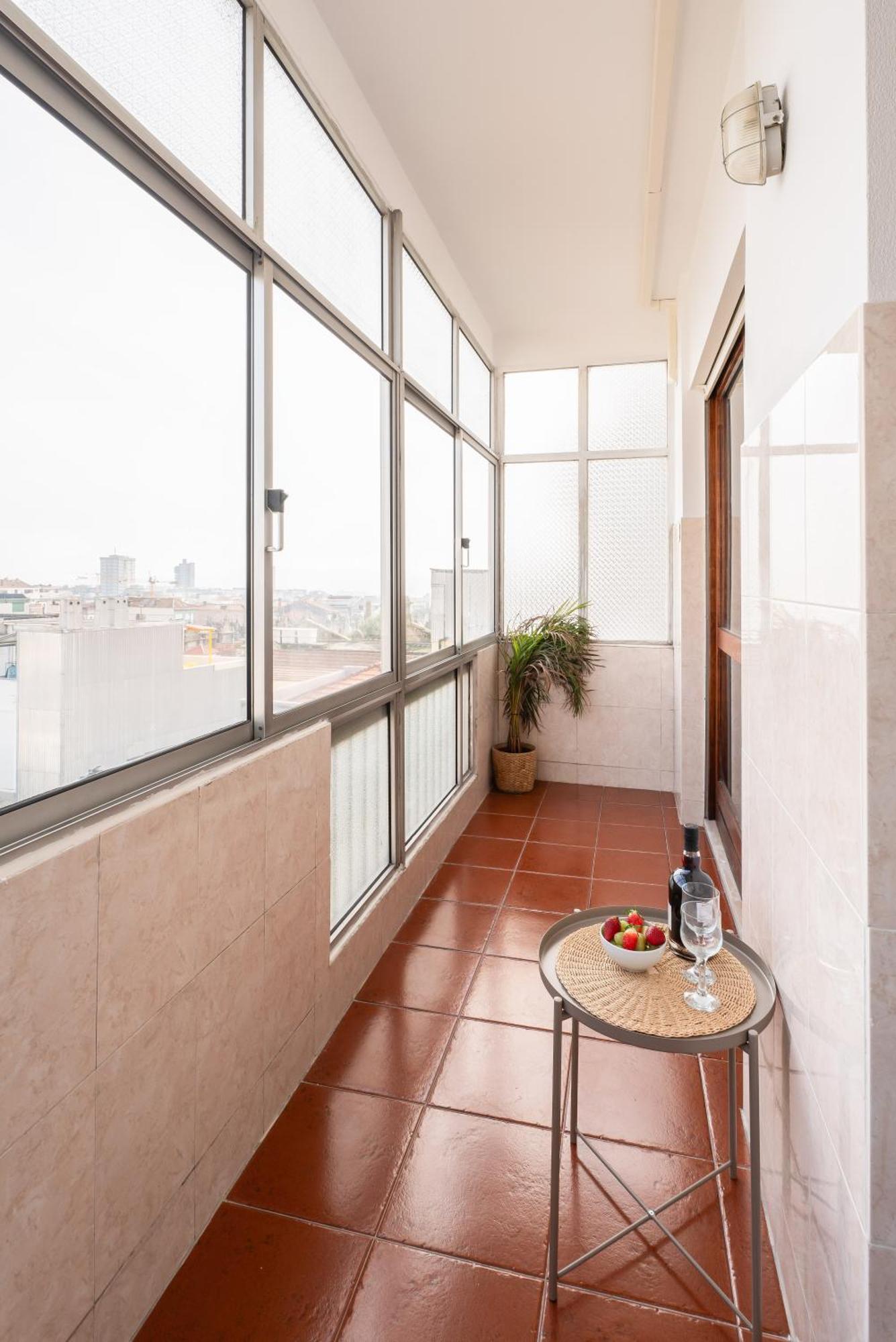 Apartamento Stylish Modern Flat W/ Balcony!
