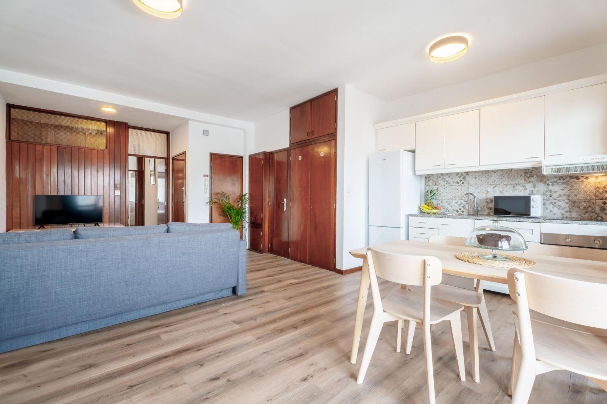 Stylish Modern Flat W/ Balcony! Oporto
