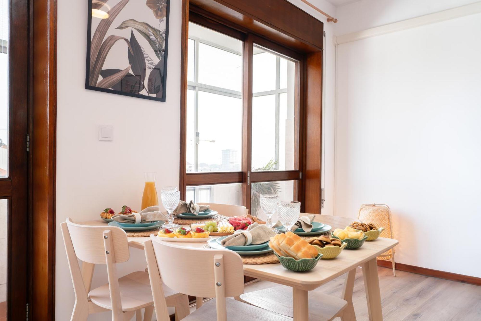 Stylish Modern Flat W/ Balcony! * Oporto