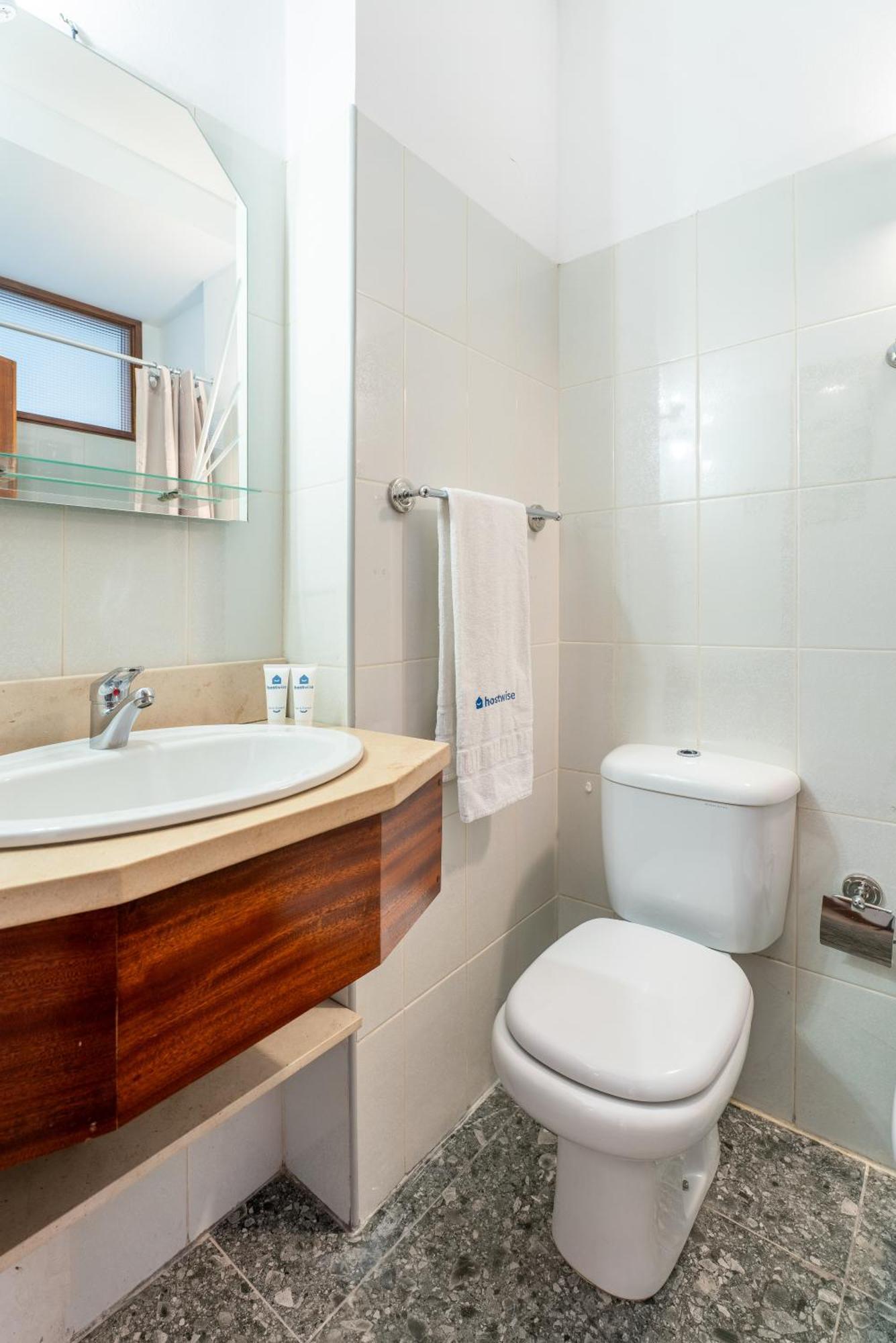Stylish Modern Flat W/ Balcony! Oporto