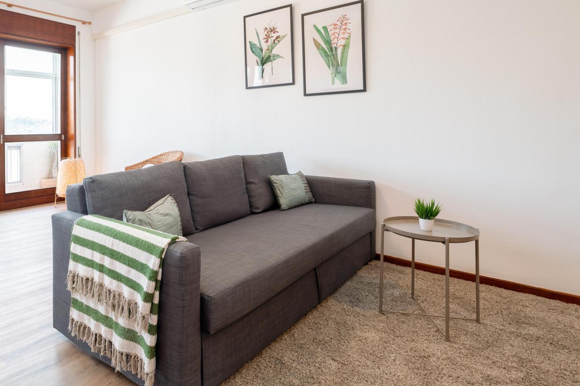 Stylish Modern Flat W/ Balcony! Apartamento