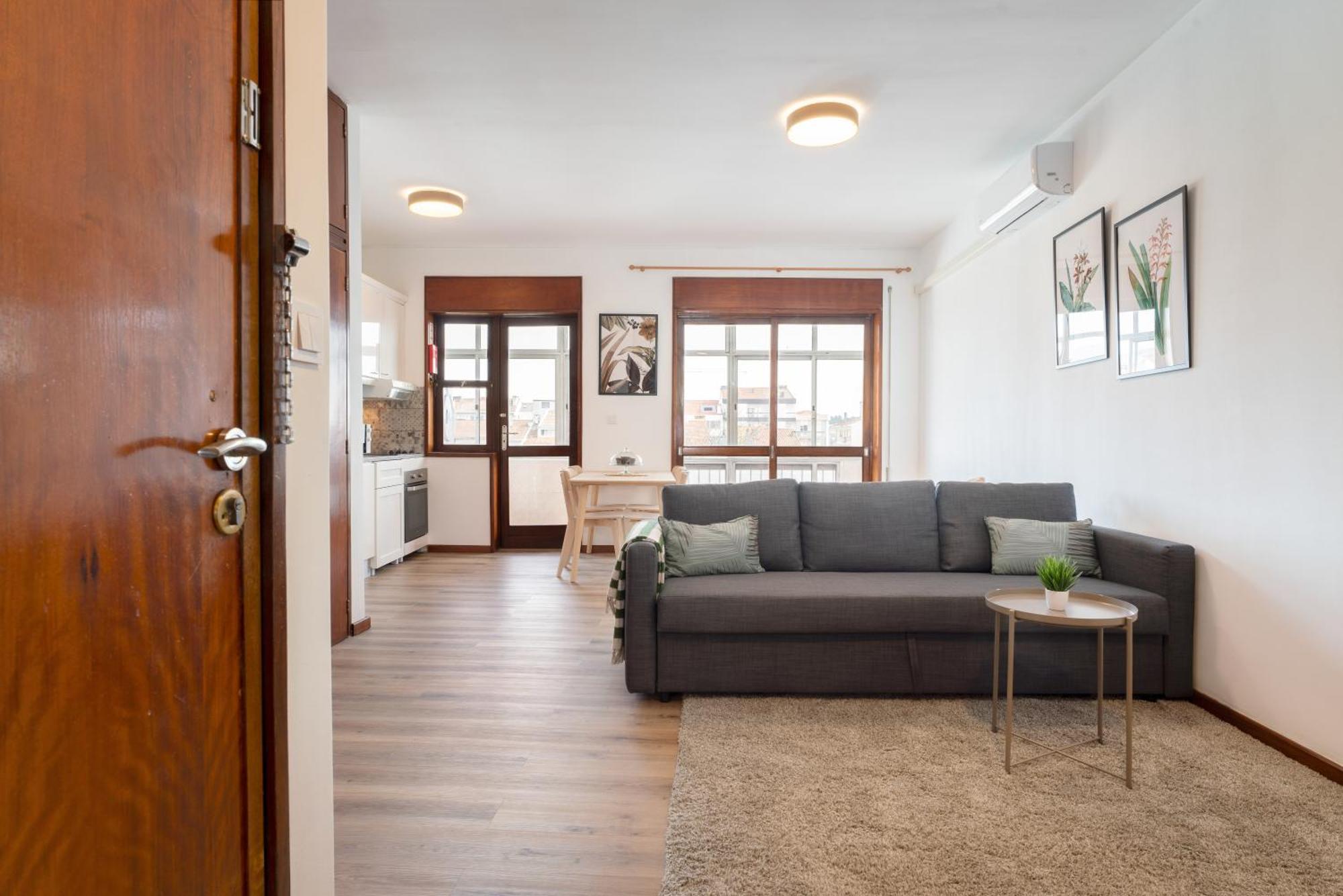 Stylish Modern Flat W/ Balcony! *