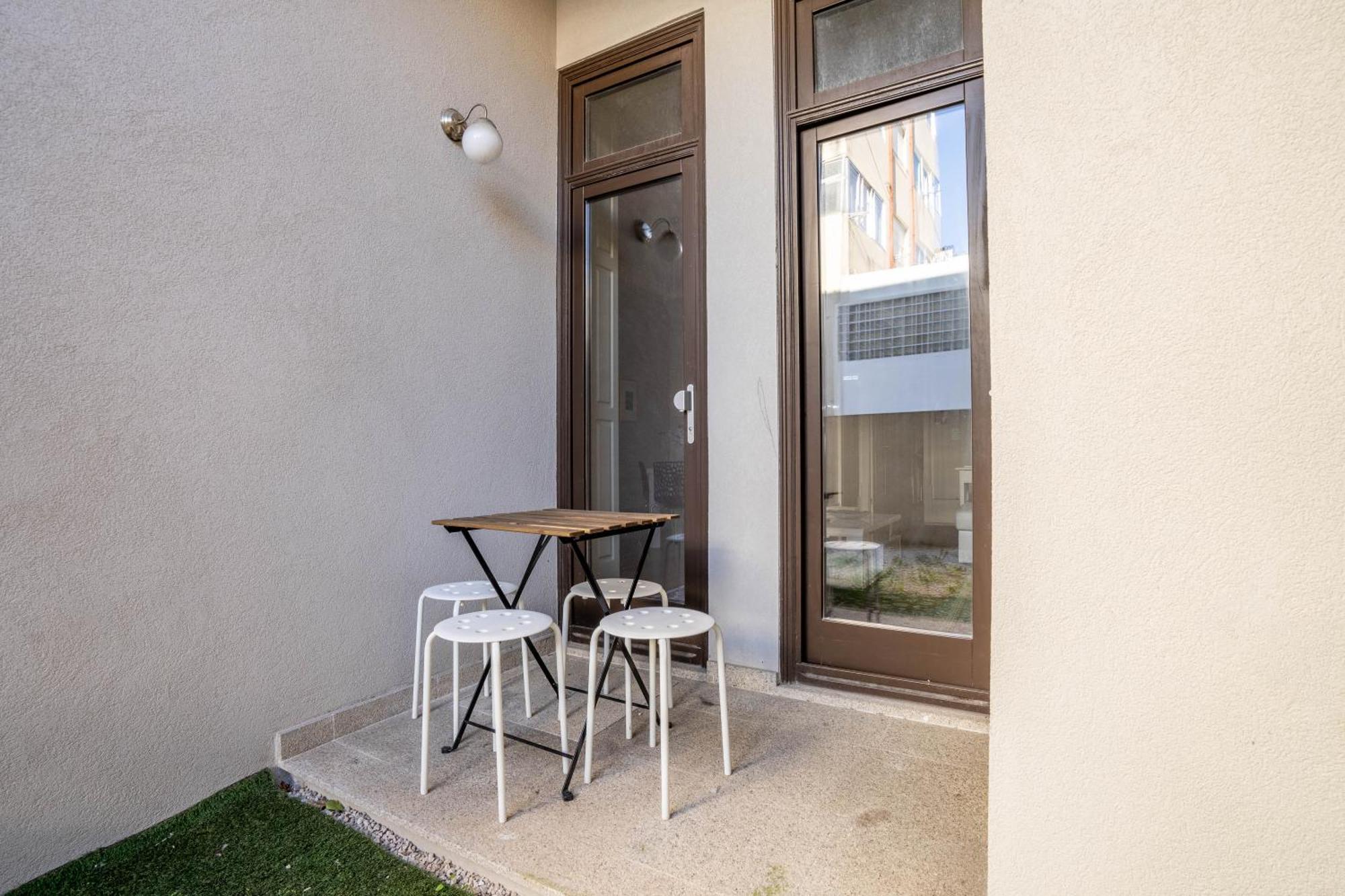 Unique: 1br W/ Private Patio By Lovelystay