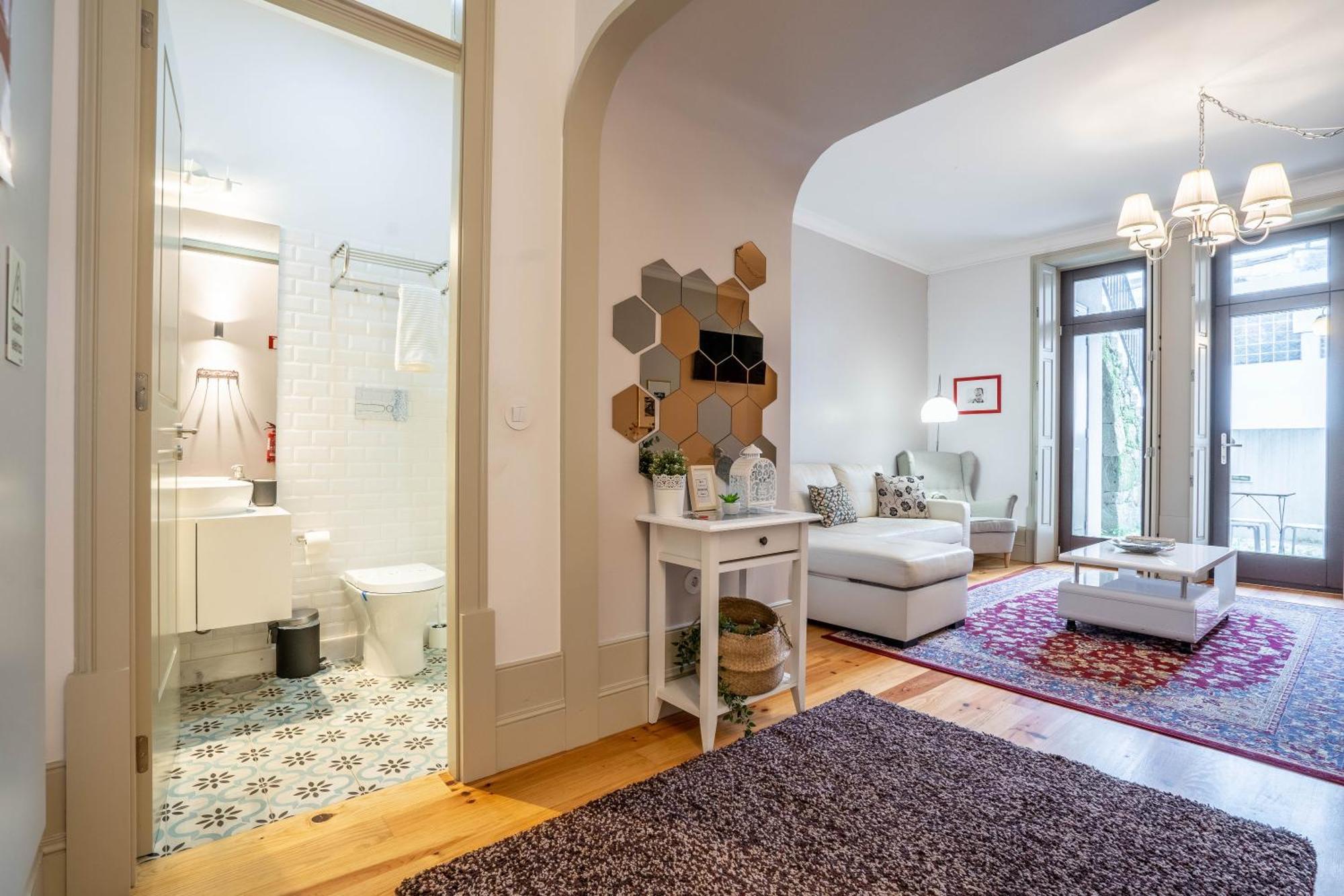 Unique: 1br W/ Private Patio By Lovelystay * Porto