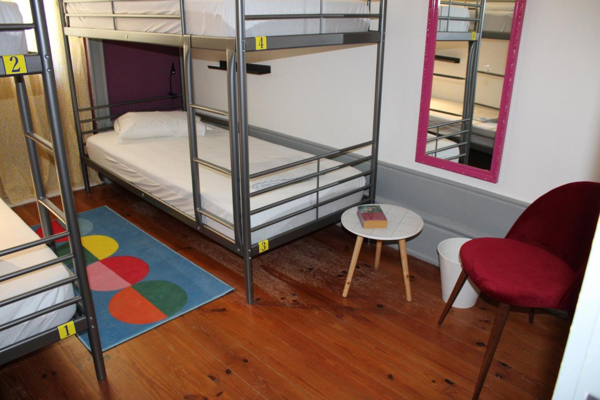 By Doors Hostal