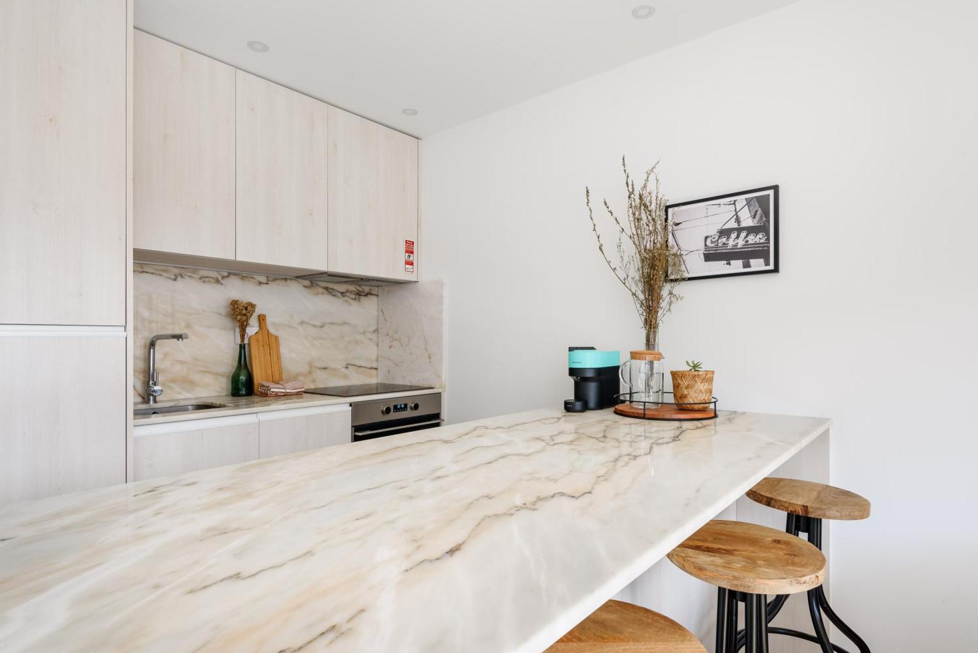 Lovely 2-bed In The Centre With A Sunny Balcony Apartment