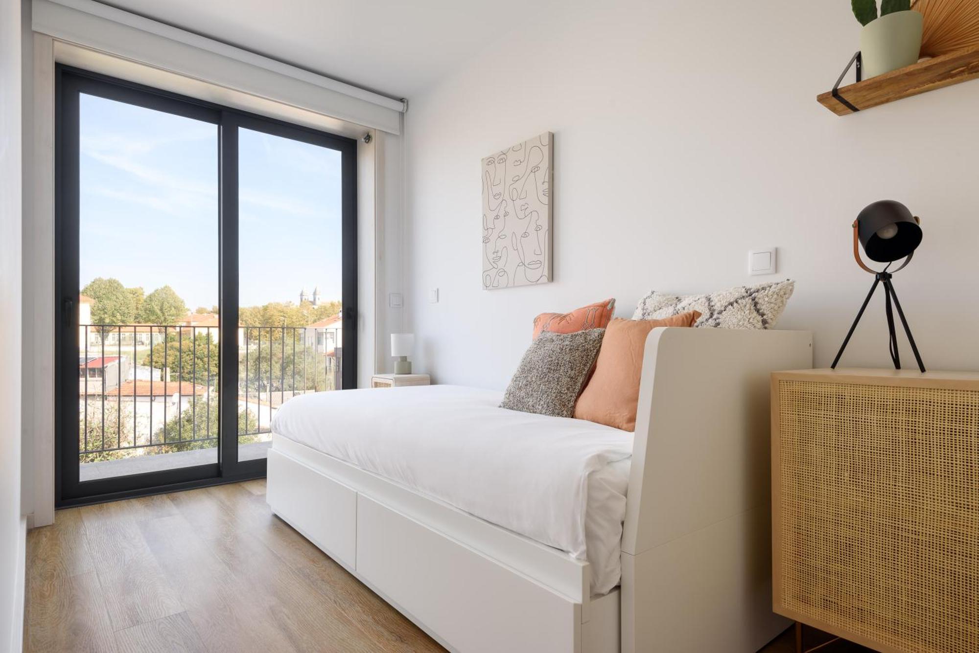 Lovely 2-bed In The Centre With A Sunny Balcony