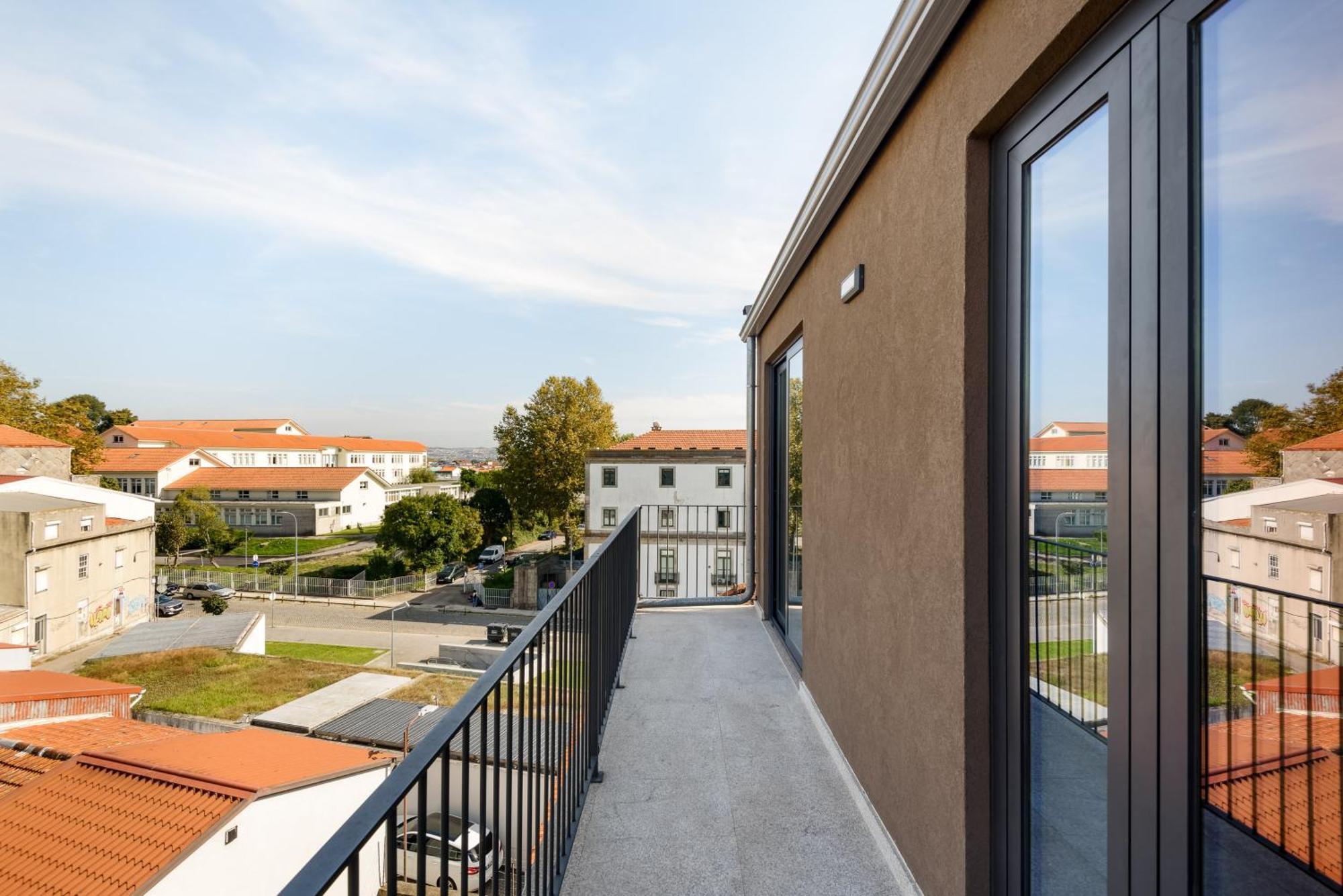 Lovely 2-bed In The Centre With A Sunny Balcony Oporto
