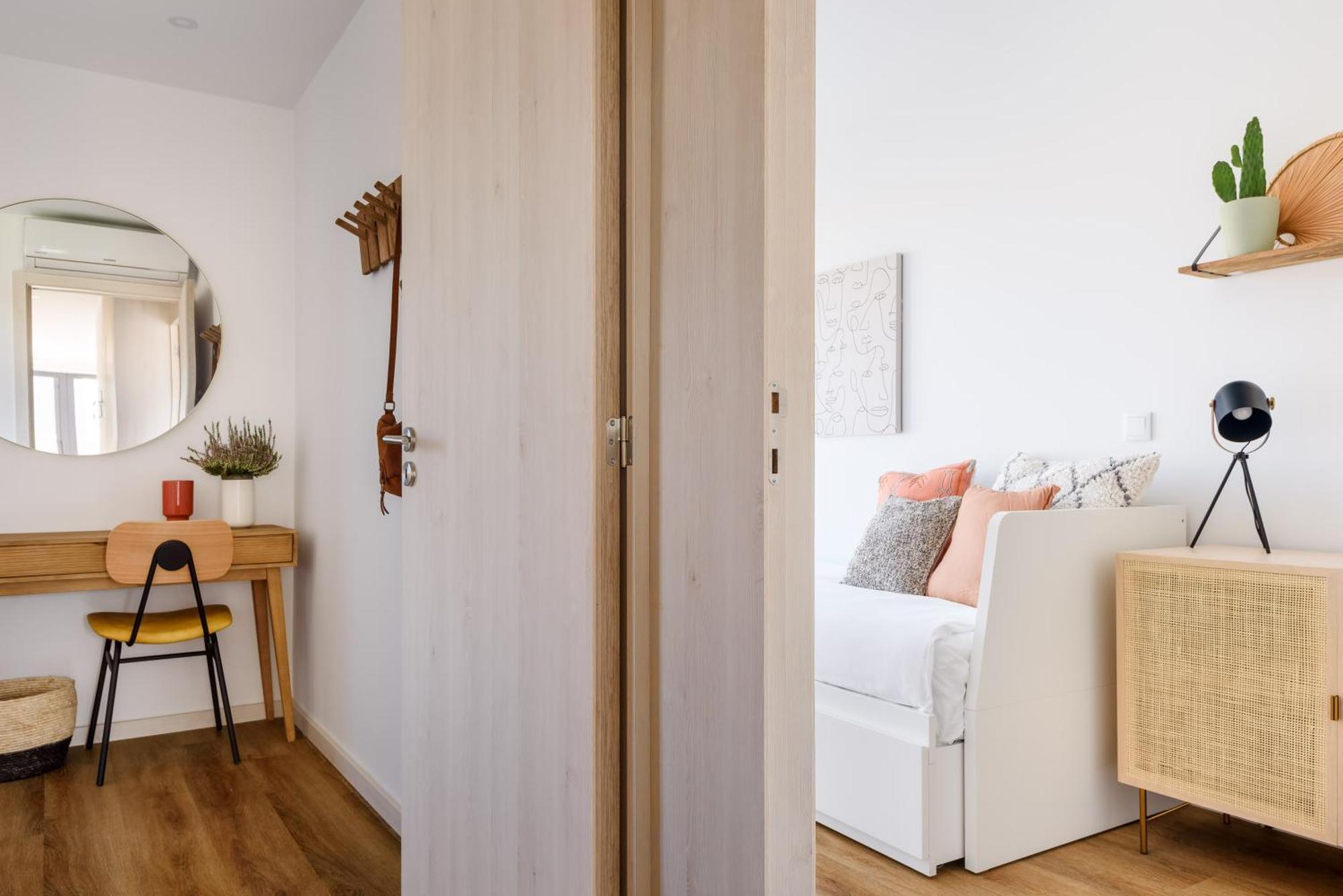 Apartment Lovely 2-bed In The Centre With A Sunny Balcony