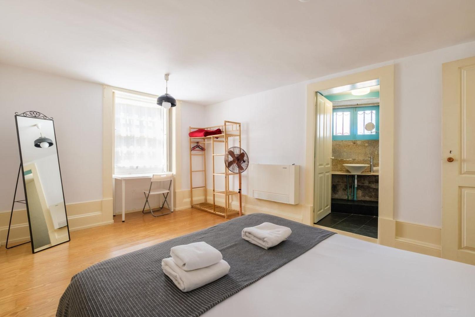 Guestready - Historic Courtyard Townhouse * Oporto