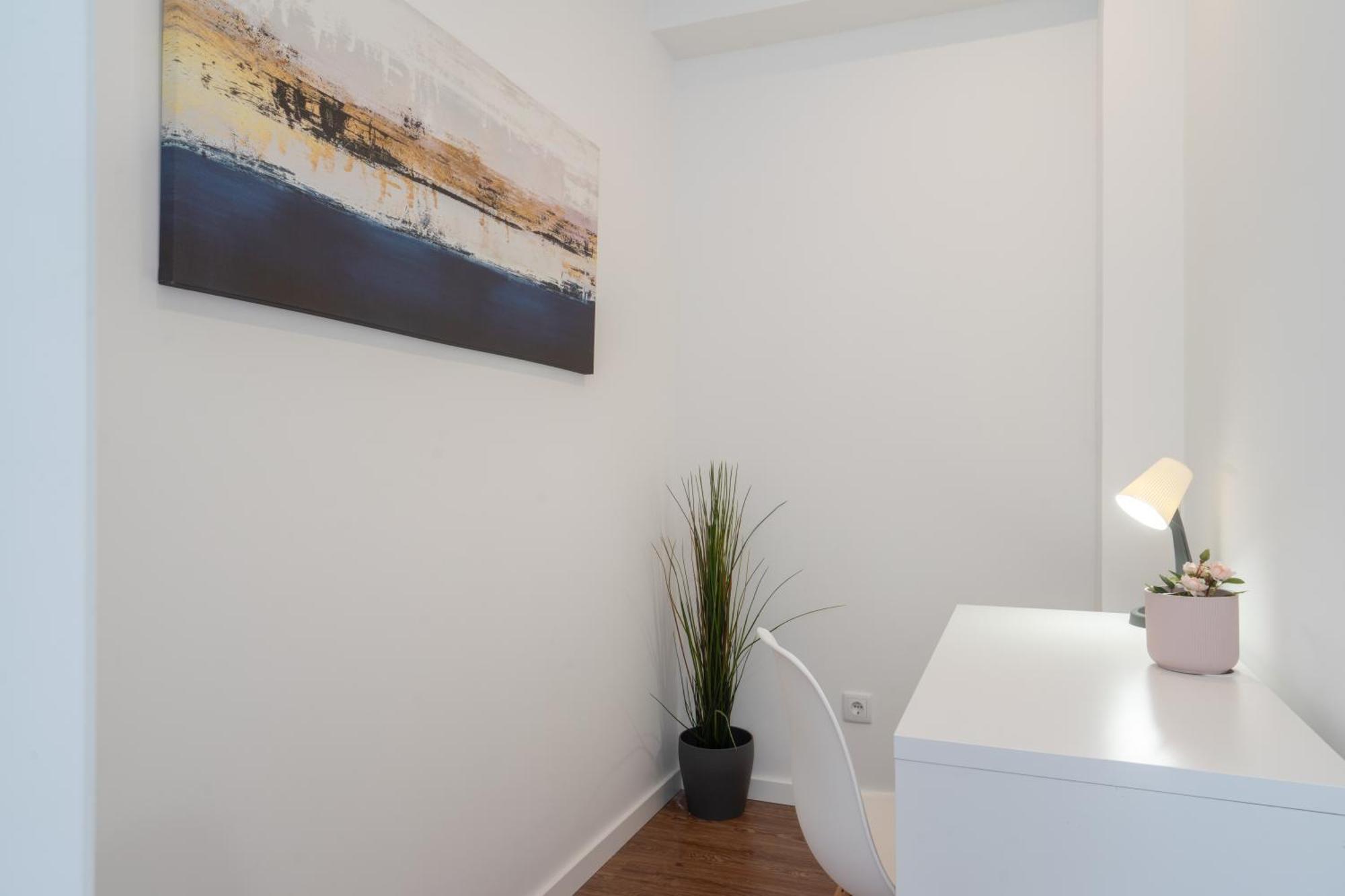Host Wise - Sunny Bright Flat W Balcony * Oporto