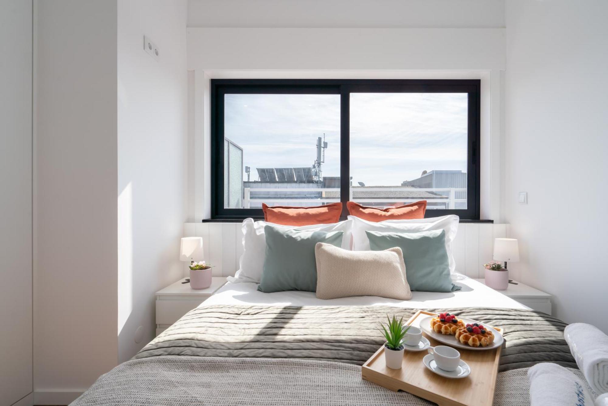 Host Wise - Sunny Bright Flat W Balcony