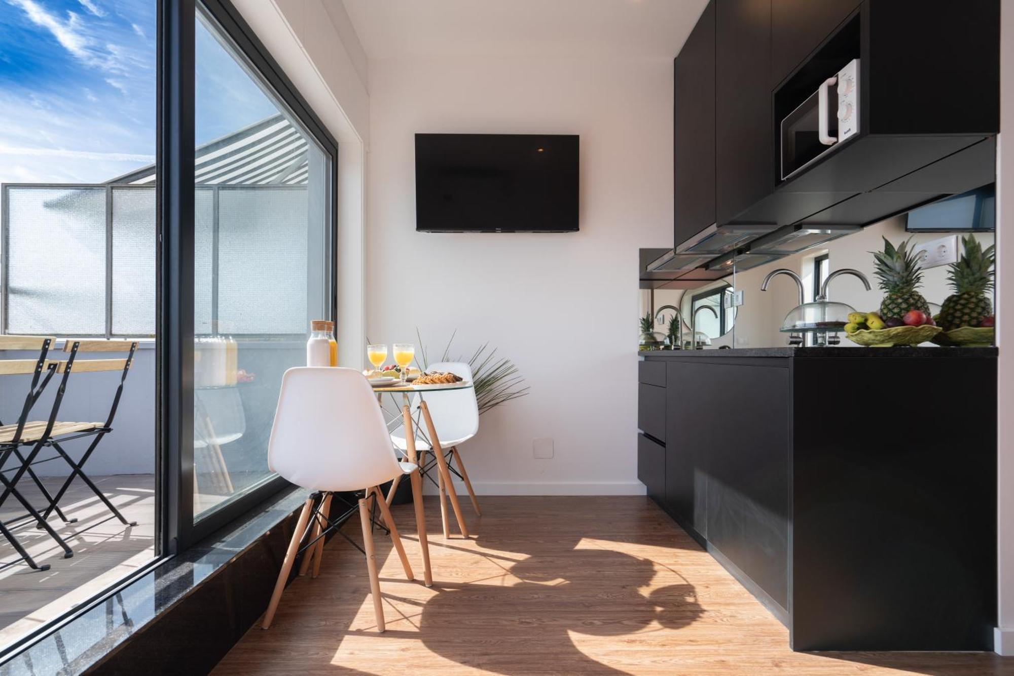 Host Wise - Sunny Bright Flat W Balcony * Oporto