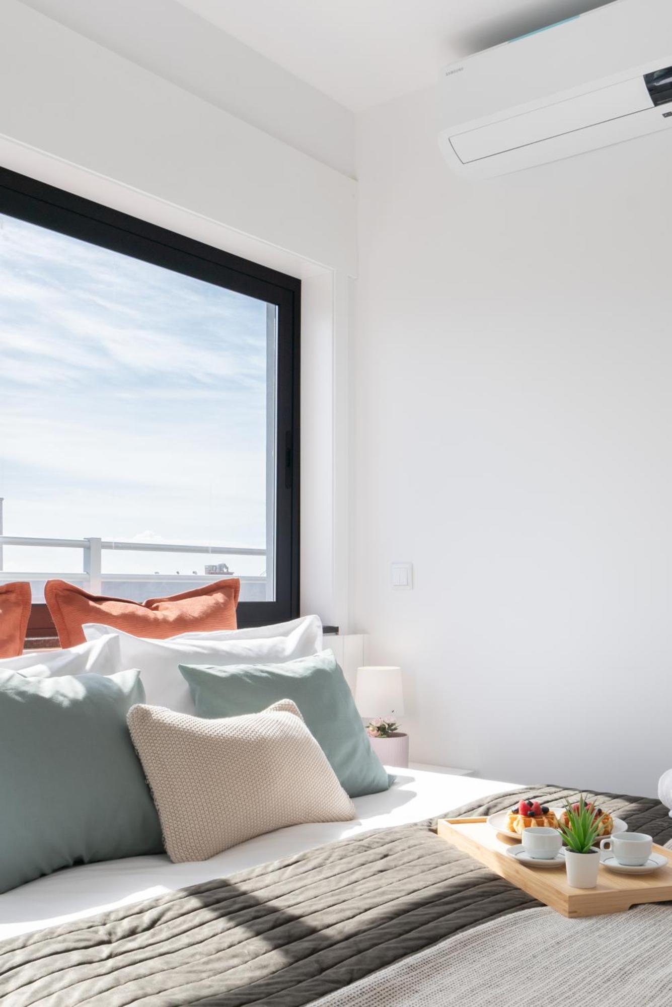 Host Wise - Sunny Bright Flat W Balcony