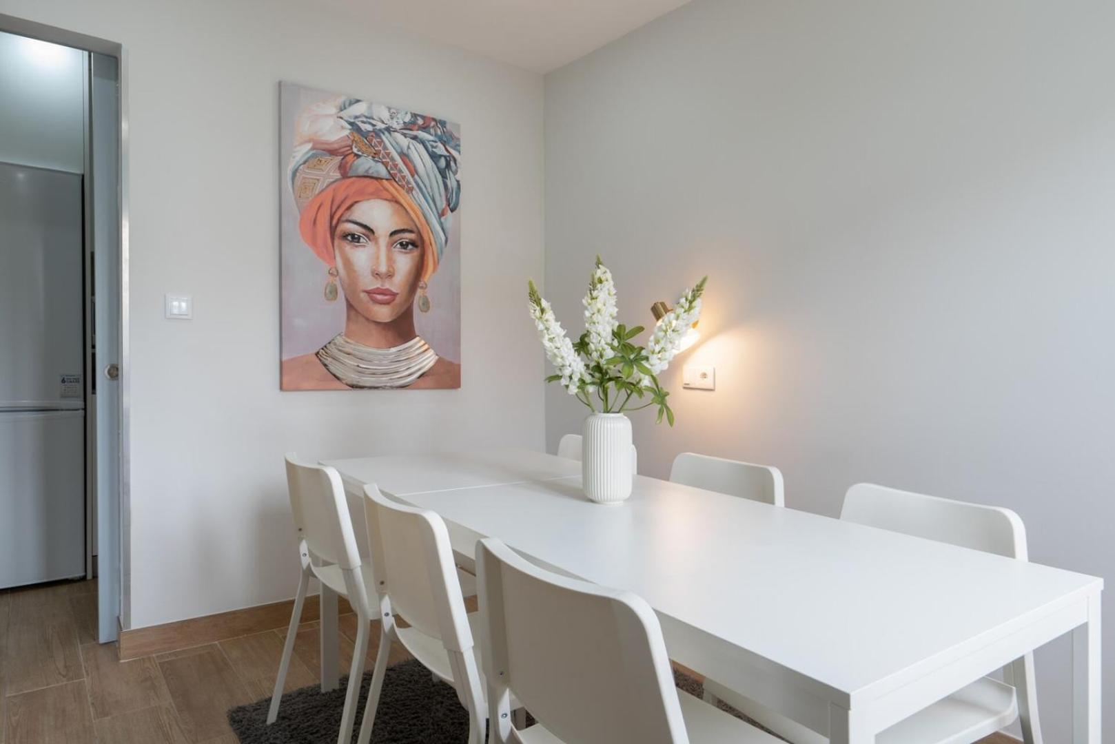 Casa de Férias Hostwise - Charming Bright House W/ Garden