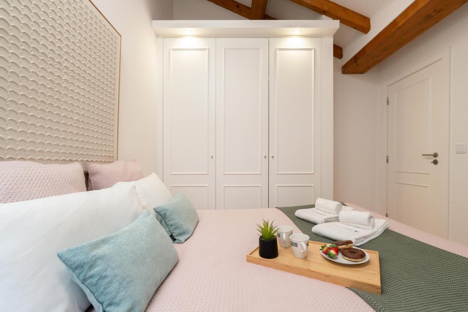 Hostwise - Stylish Retreat In Porto's Heart Oporto