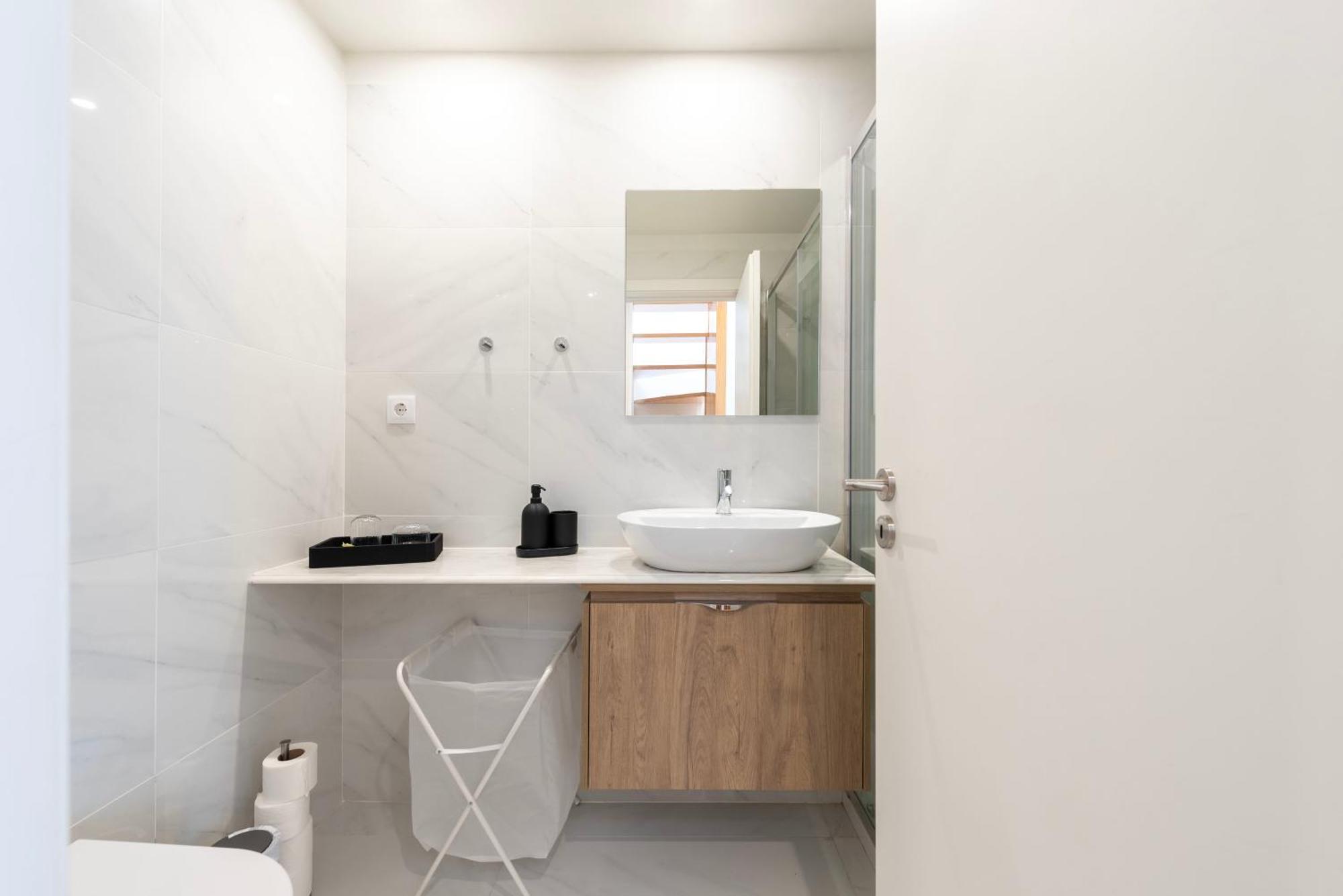 Luxe With Shared Pool And Garden Apartamento
