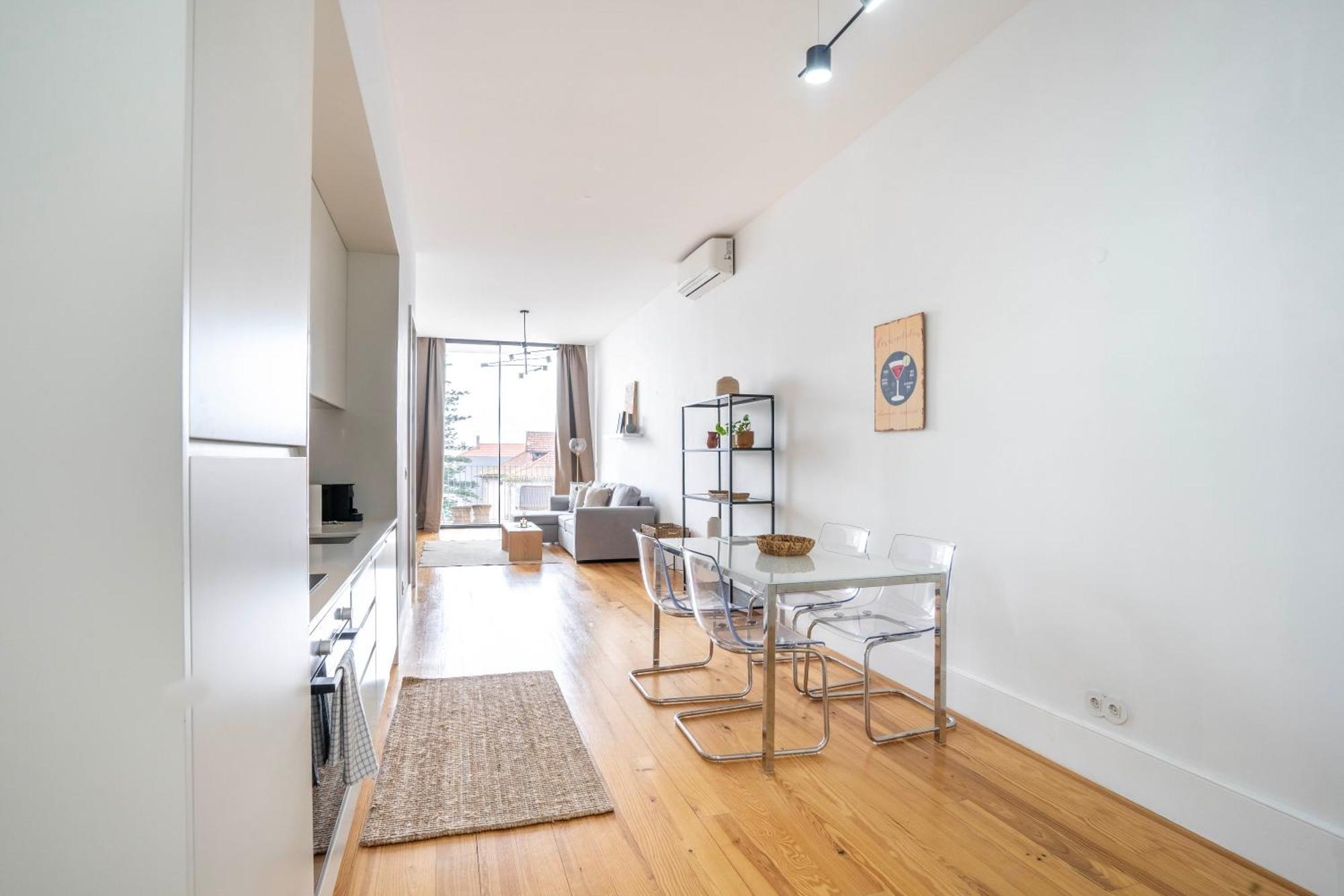 Chic 1br In Republica W Balcony By Lovelystay Apartamento Oporto