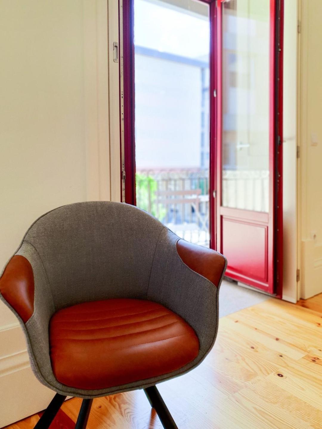 Comfortable Flat, Cozy Balcony Close To Aliados Av Apartamento Oporto