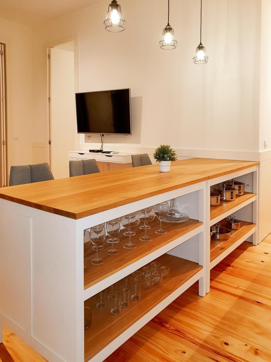 Comfortable Flat, Cozy Balcony Close To Aliados Av Oporto