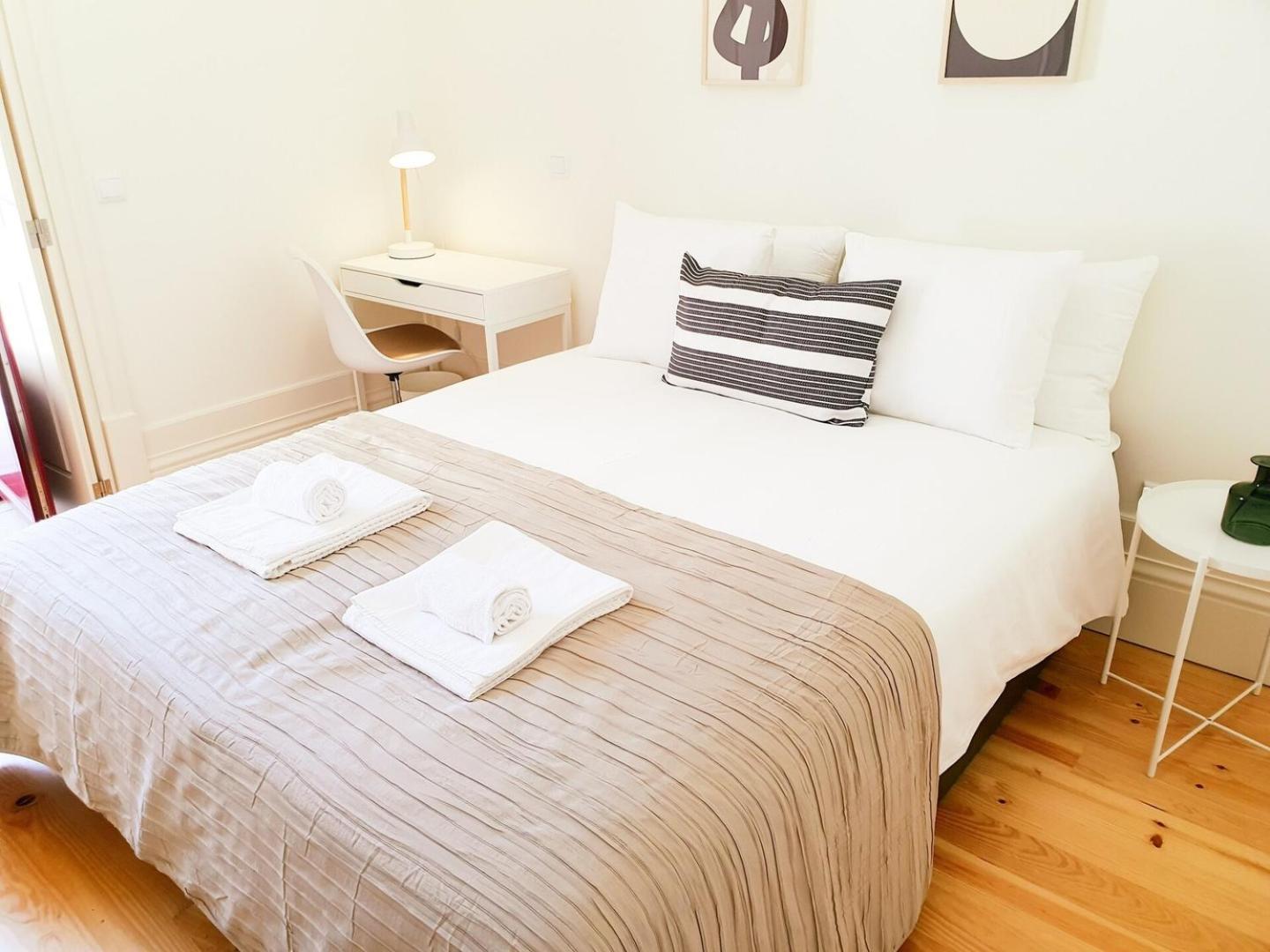 Comfortable Flat, Cozy Balcony Close To Aliados Av Apartamento Oporto