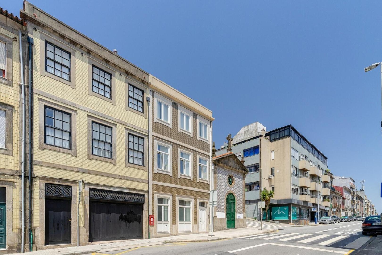 With Beautiful Garden In The Heart Of The Apartamento Oporto