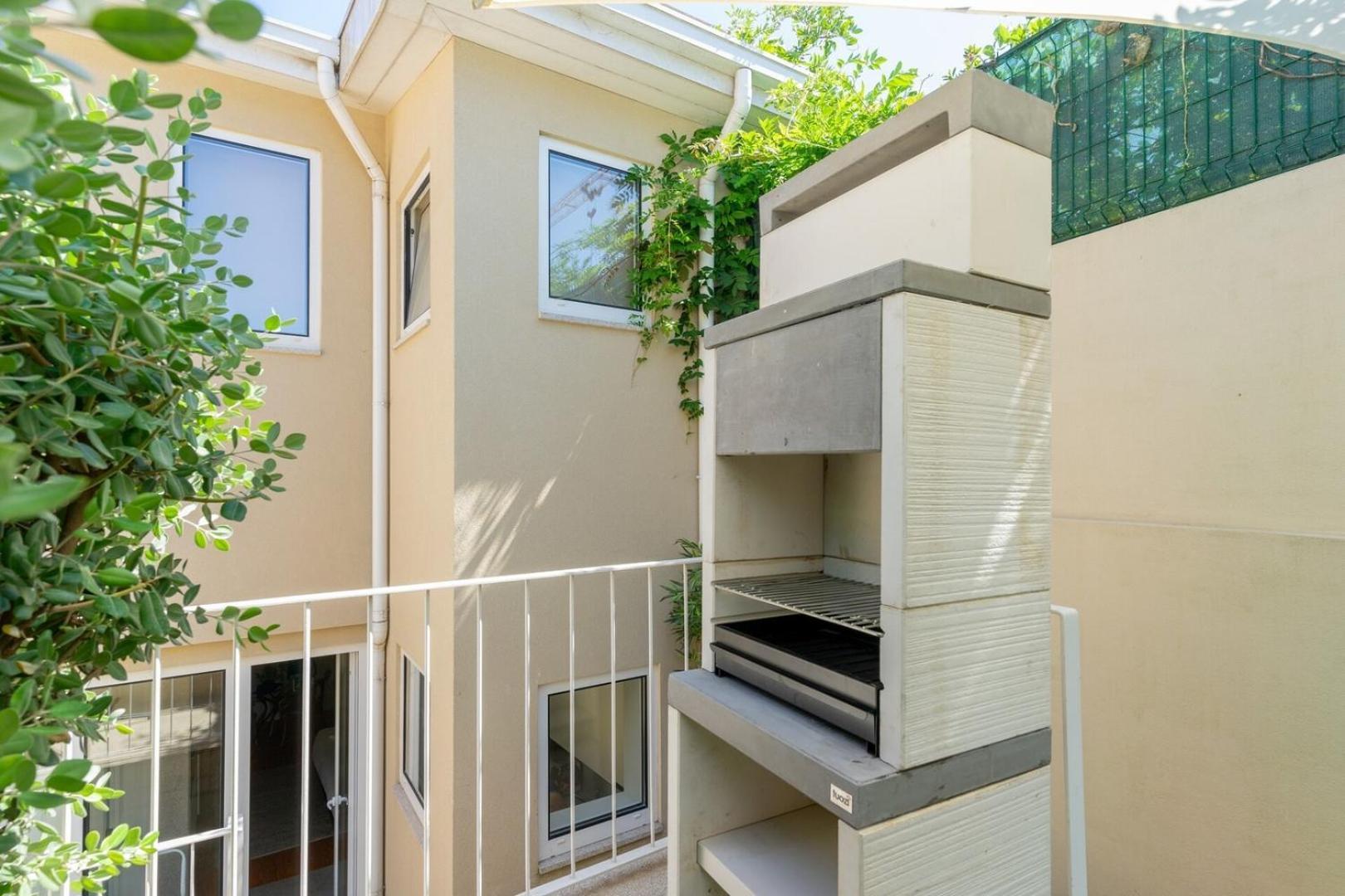 With Beautiful Garden In The Heart Of The Apartamento Oporto