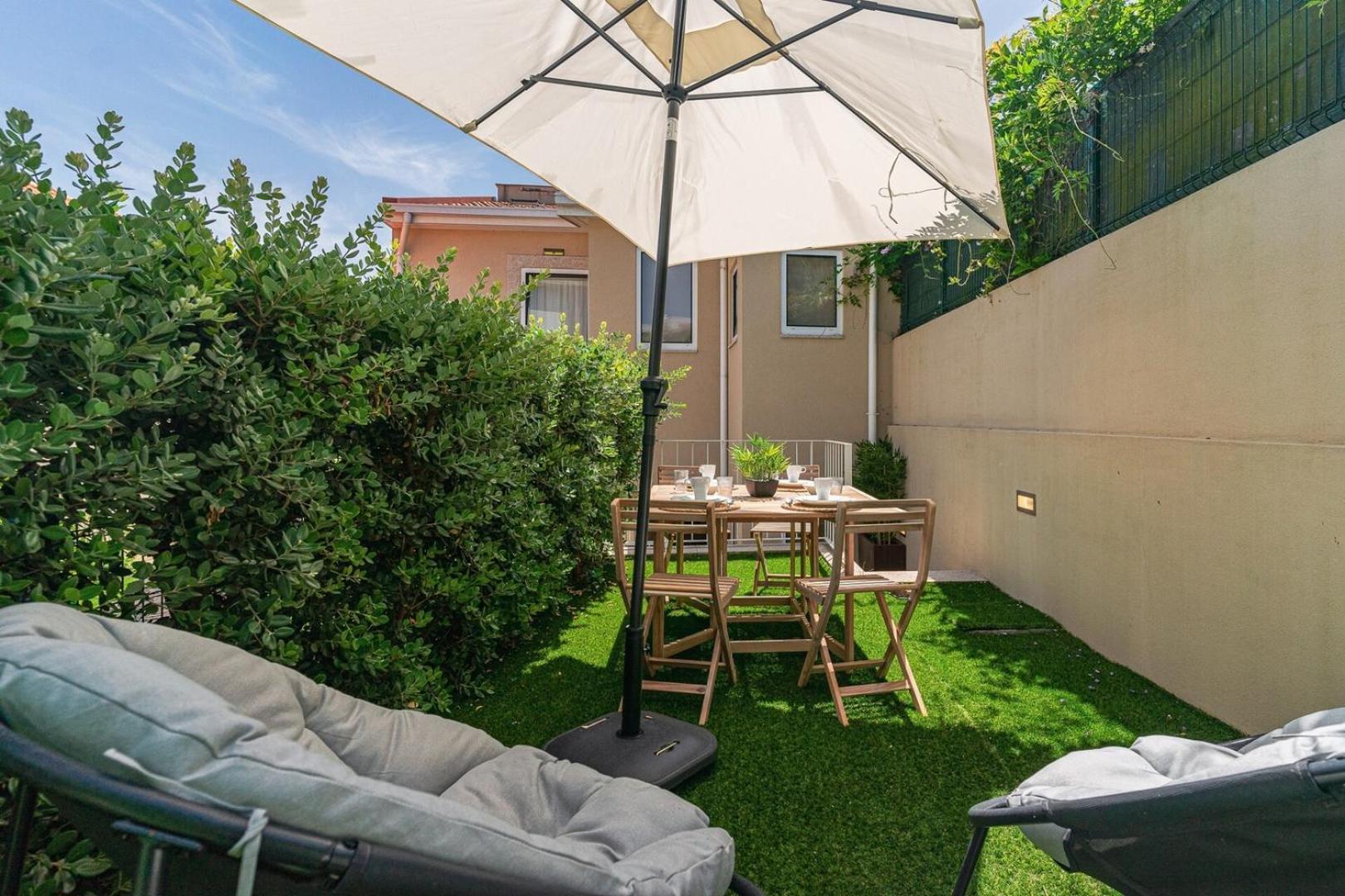 With Beautiful Garden In The Heart Of The Apartamento
