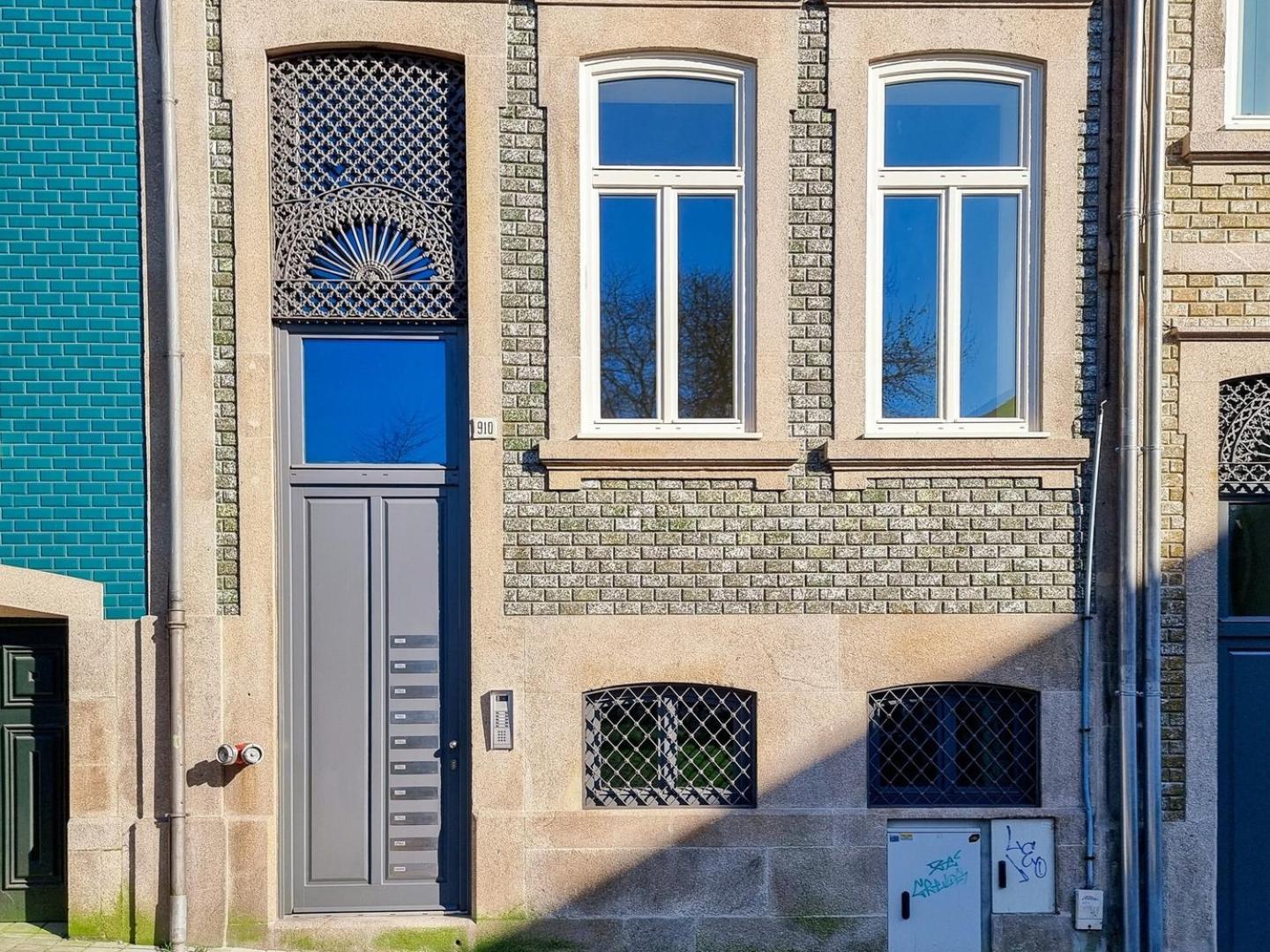 Spacious Flat With Private Terrace And Shared Pool * Porto