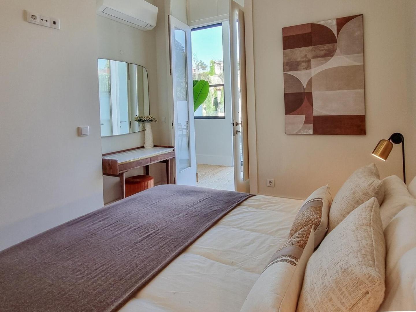 Spacious Flat With Private Terrace And Shared Pool * Porto