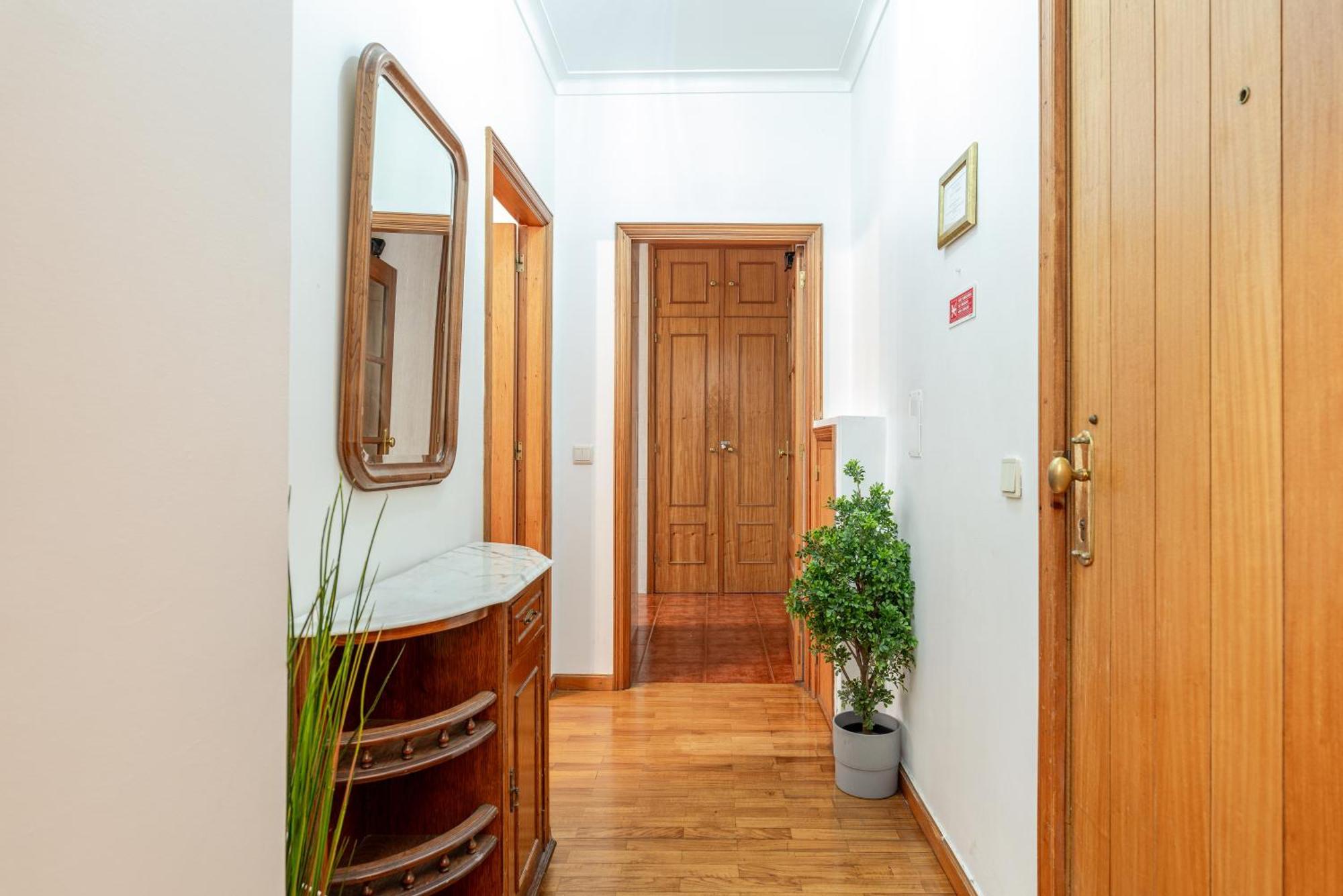 Host Wise - Rustic Bright Flat - Centre *