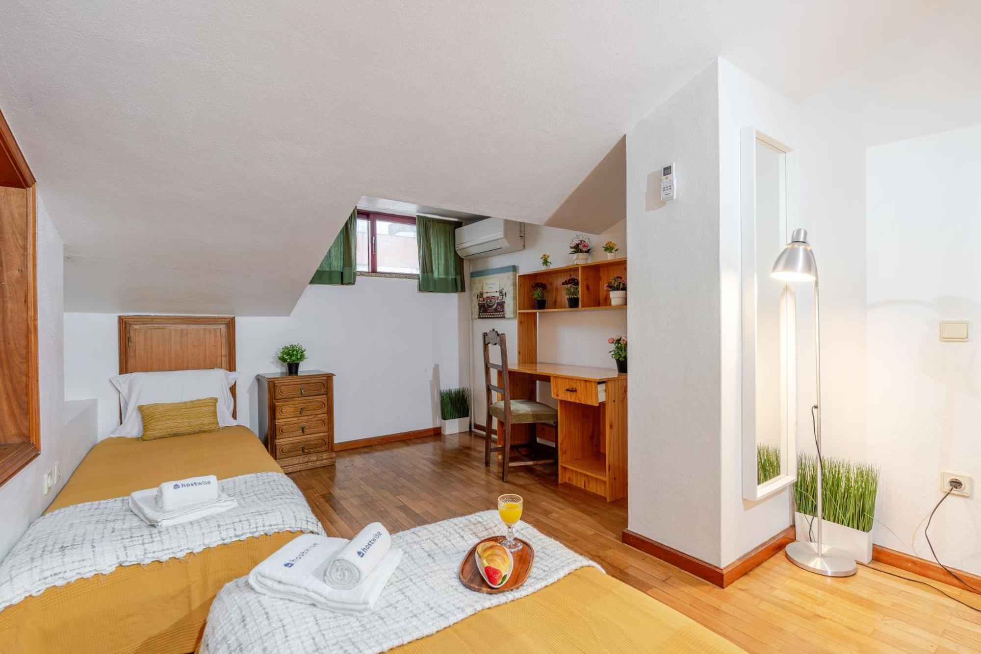 Host Wise - Rustic Bright Flat - Centre *